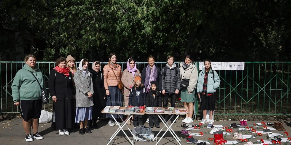 Прихожане храма святого благоверного князя Андрея Боголюбского на Волжском провели в Текстильщиках акцию «Они могли бы пойти в школу»